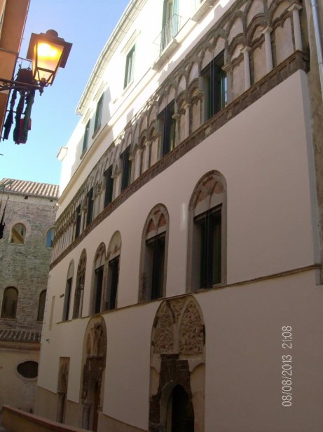 Facciata ovest del palazzo - portali e bifore di XIII sec. - Loggia con archi intrecciati di XIV sec.