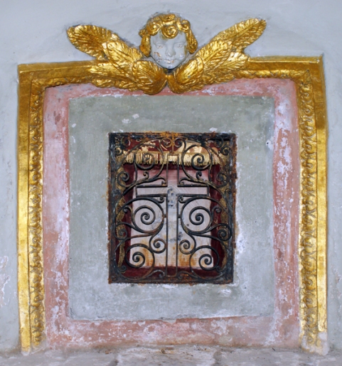 Frammento marmoreo proveniente secondo la tradizione dalla Fortezza Antonia di Gerusalemme - portata ad Acquapendente dall'Abate Guarino.